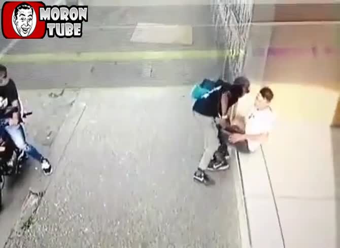 Video :In five minutes, this unfortunate guy is robbed twice in a succession!